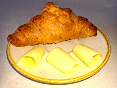 bnb Het Polderhof - breakfast with fresh fruit, muesli, homemade jam, fresh farm eggs, homemade bread, croissant and pastries