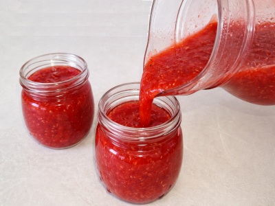 bnb Het Polderhof - petit-déjeuner avec fruits frais, muesli, confiture maison, œufs frais de la ferme, pain maison, croissants et viennoiseries