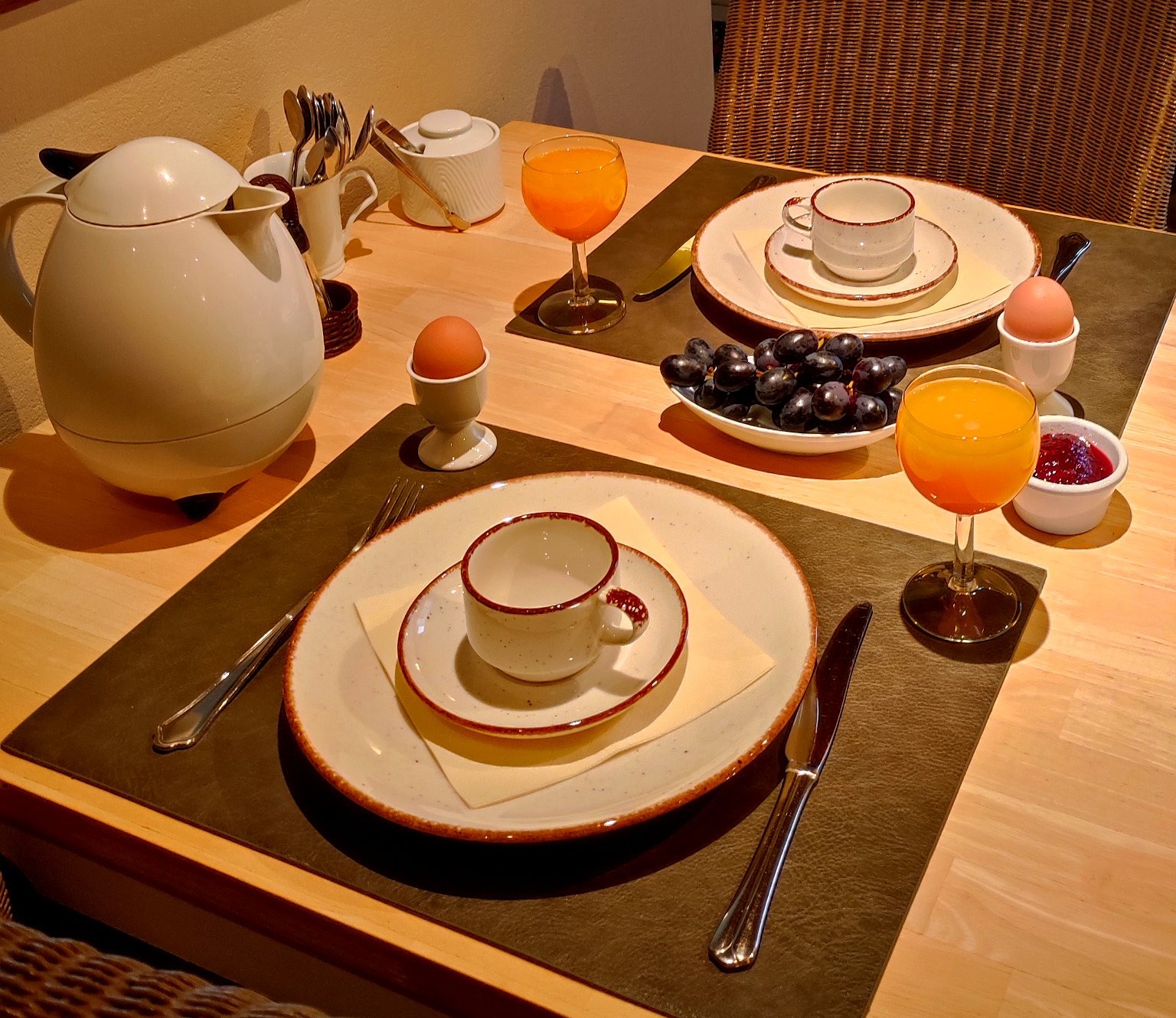 ein abwechslungsreiches Frühstück mit frischem Obst, Käse, frisch gepresstem Fruchtsaft und Joghurt 