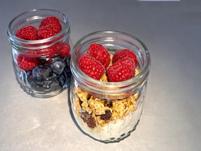 bnb Het Polderhof - ontbijt met vers fruit meusli homemade confituur, verse hoeve eieren, homemade brood, croissant en koeken